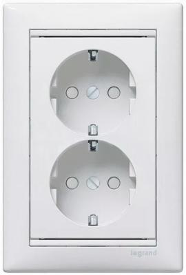Розетка Legrand Valena 2х2К+З со шторками белый 774427