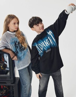Чёрный лонгслив superoversize с принтом и вышивкой Gloria Jeans 1999₽