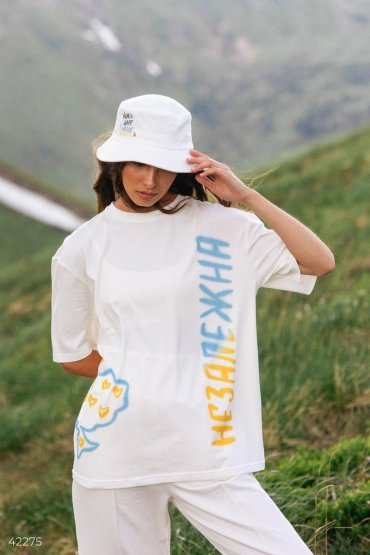 Белая футболка Home is where Ukraine 2758₽