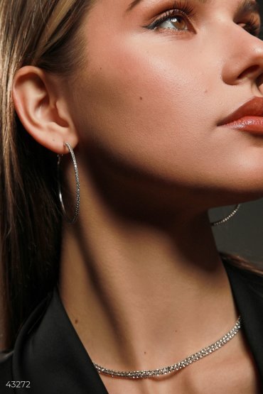 Серебристые серьги-кольца со стразами 1531₽